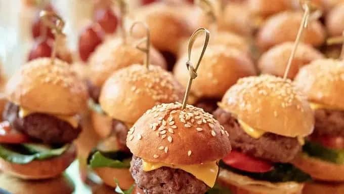 Co przygotować na urodziny dziecka? 10 pysznych i łatwych przekąsek