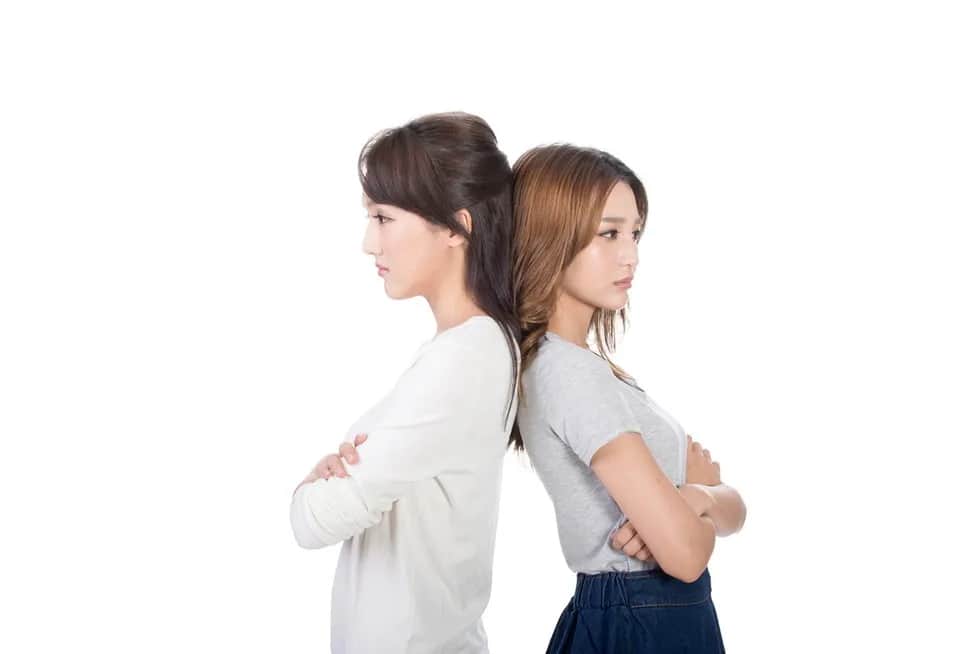 Dlaczego kobiety zapominają o przyjaciółkach po wejściu w związek? Dowiedz się tutaj!