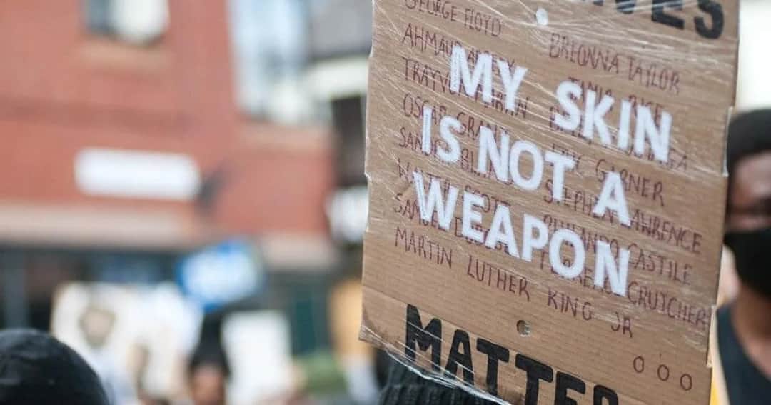 Przejawy rasizmu: Jak rozpoznać i zrozumieć ich skutki w życiu